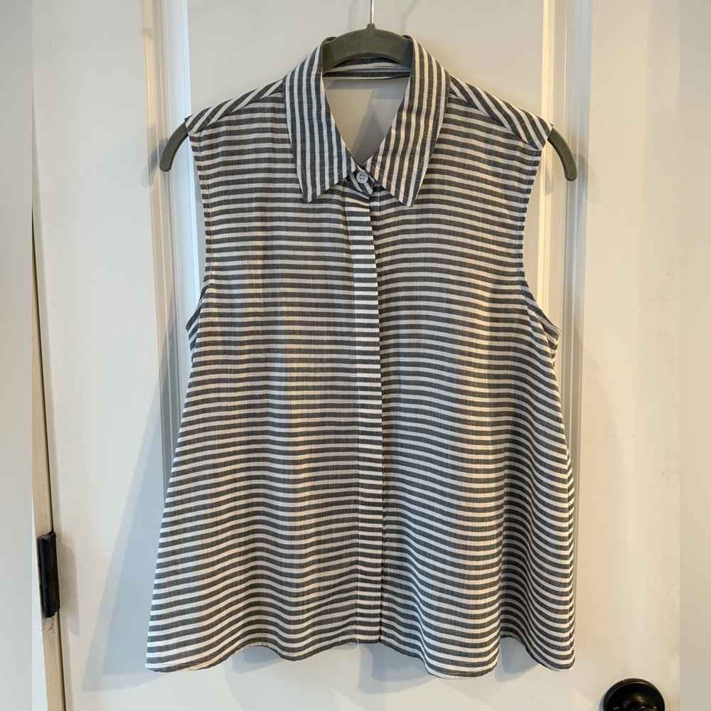BCBGeneration Gray and White Striped Top with Cute Back Details, Size XS